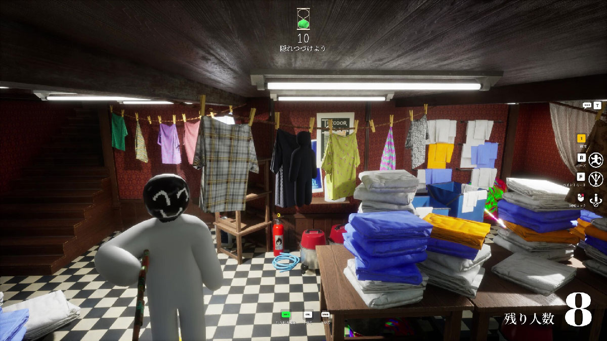 Personnage caché sur une corde à linge au milieu d'autres vêtements