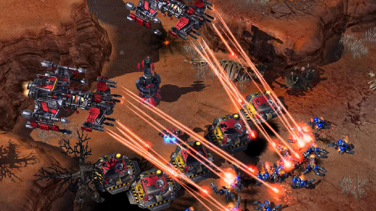 Bataille épique dans StarCraft 2 avec des explosions et des tirs d'unités en plein combat in-game