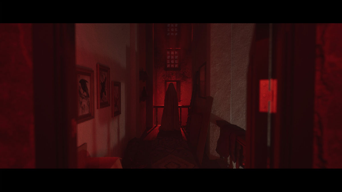 Fantôme au bout d'un couloir baigné de lumière rouge dans Luto