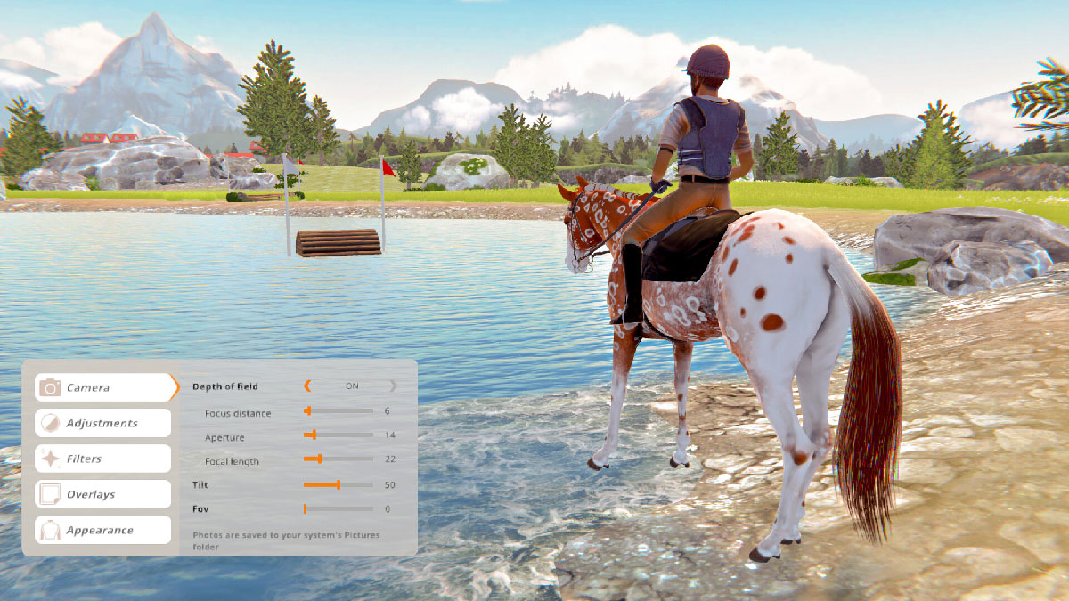 Cavaliere sur son cheval devant un lac avec obstacles de course dans Rival Stars Horse Racing