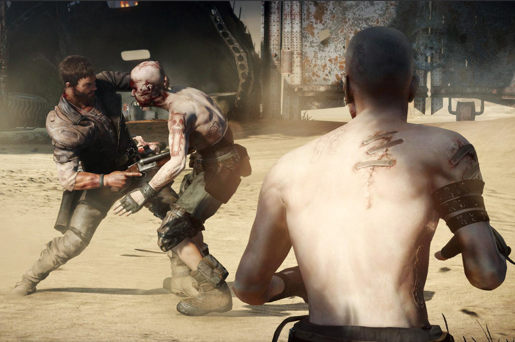 Max Rockatansky en plein combat au corps à corps utilisant son canon scié contre des pillards dans le désert