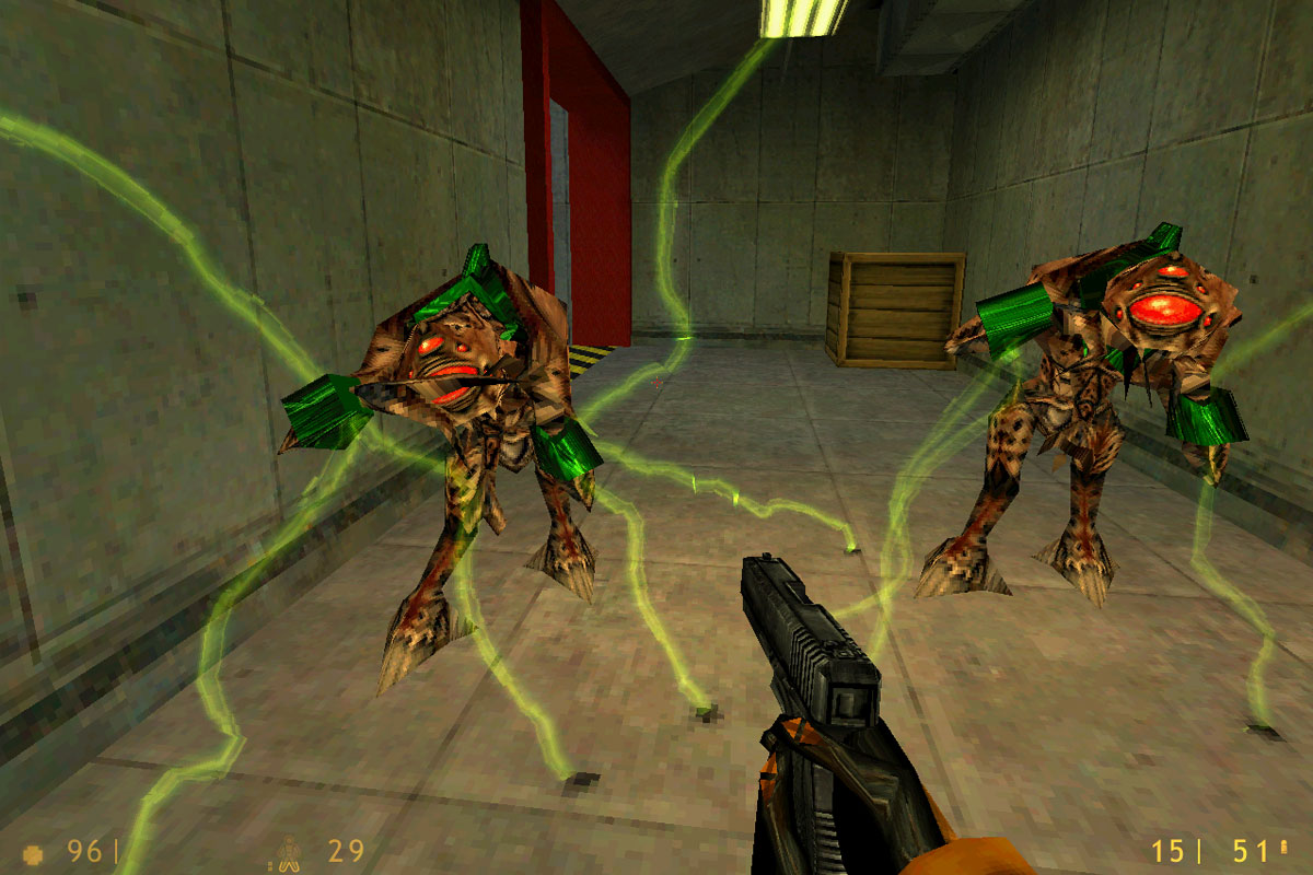 Half-Life 1998, two Vortigaunts charging their attack toward the player