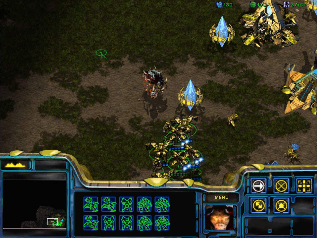 Armée Protoss attaquant un Overlord Zerg isolé