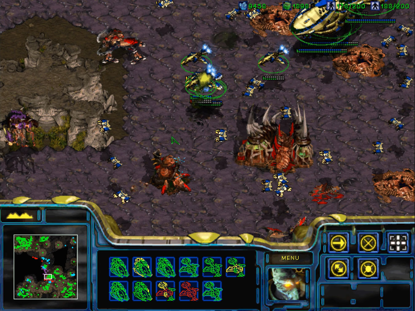 Carrier Protoss libérant sa flotte de chasseurs