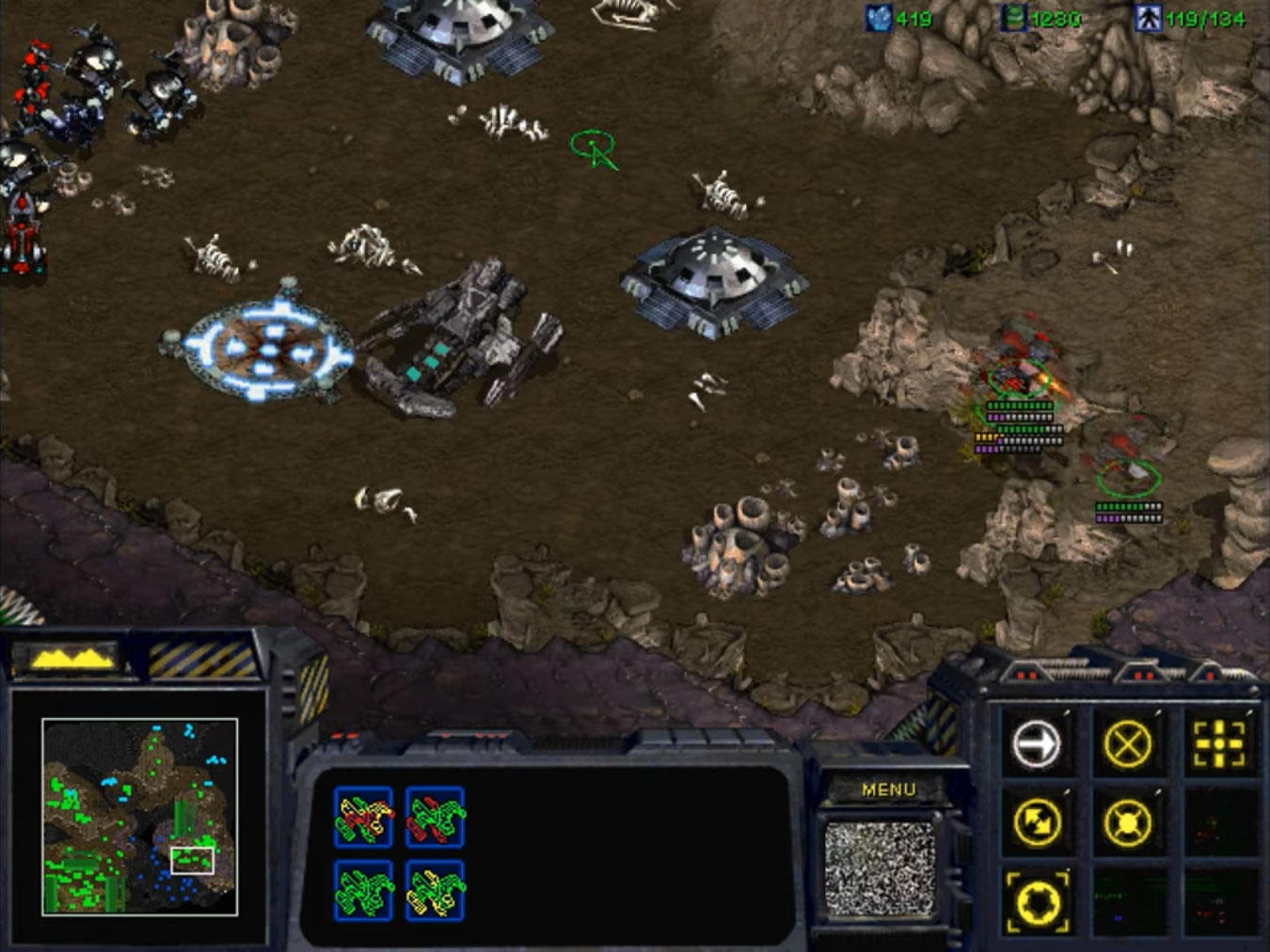 Les bunkers Terrans près d'un Battlecruiser crashé au sol