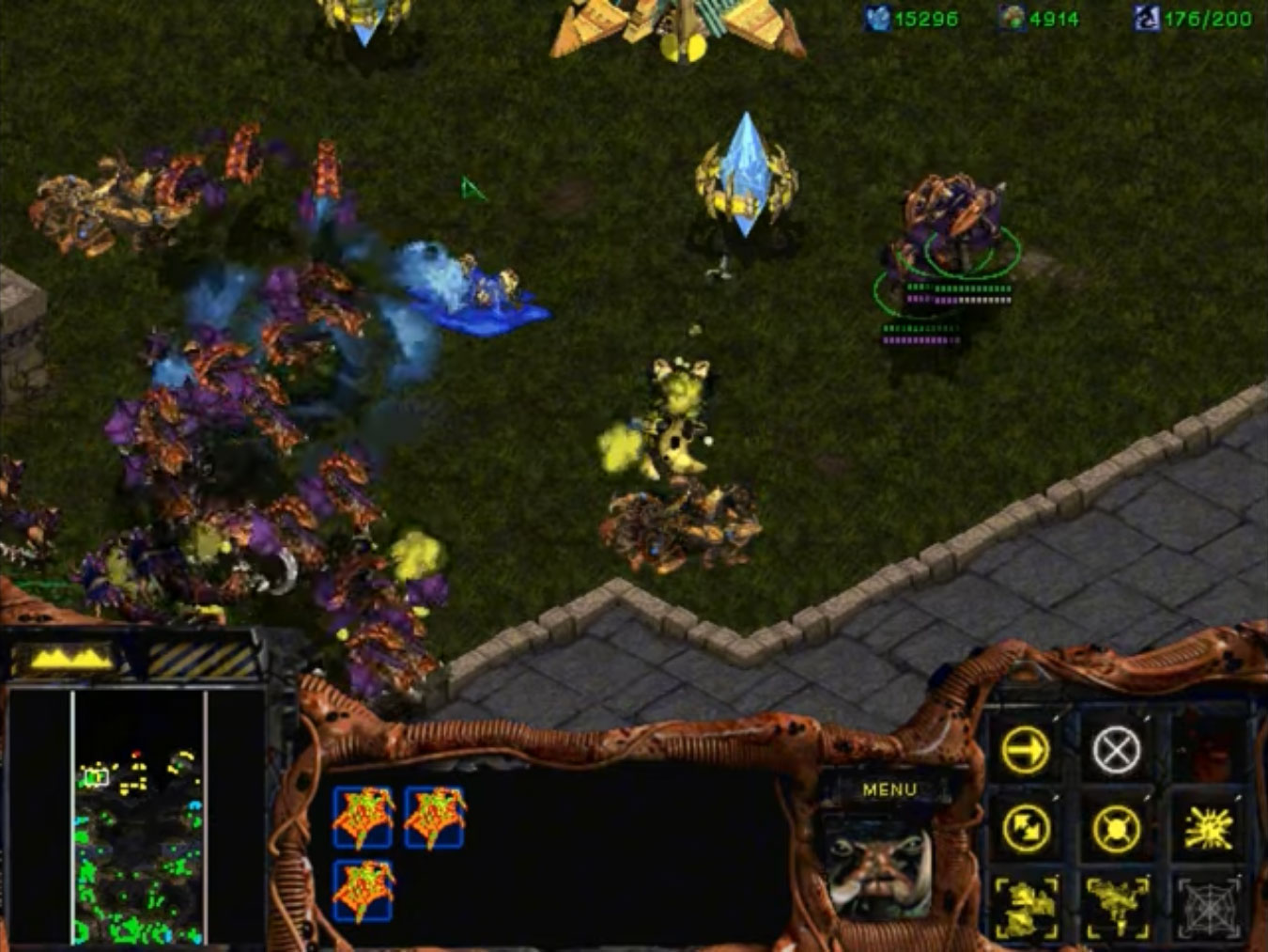 Une armée de Mutalisks Zerg se ruant sur une base Protoss