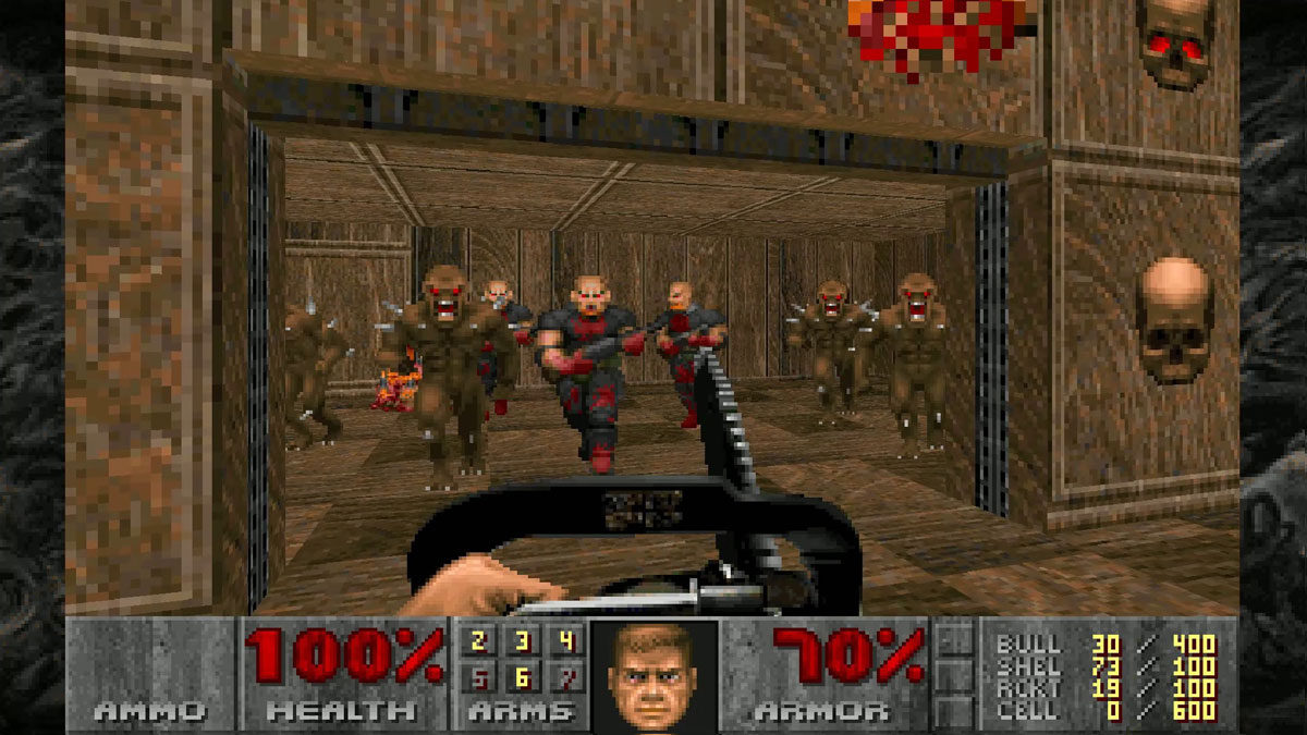 Doom - Le joueur attaque des Imps avec une tronçonneuse