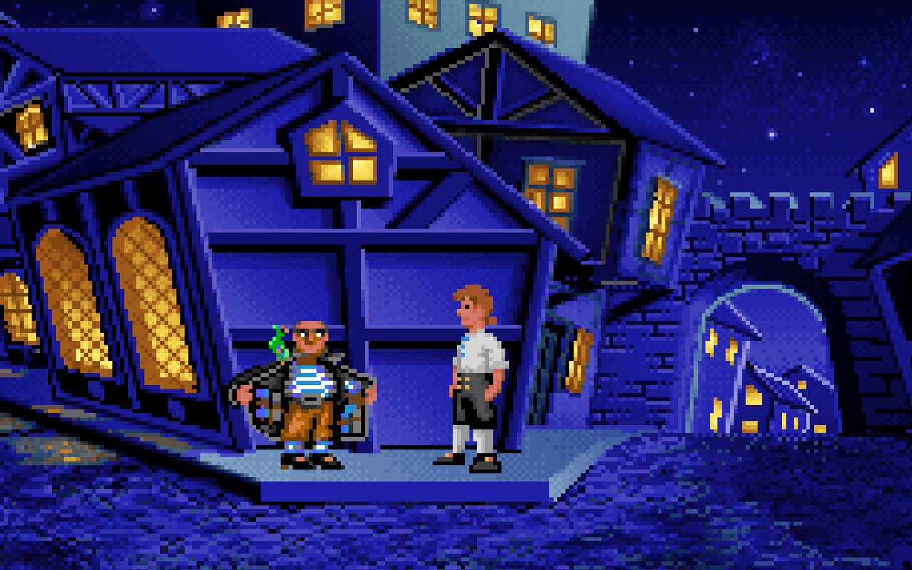 Guybrush parle à un personnage dans la rue de nuit dans Monkey Island