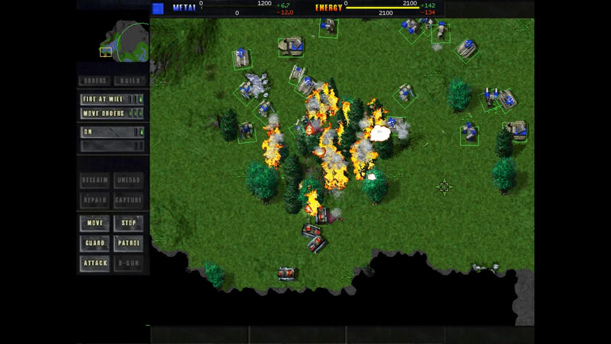 Arbres en feu pendant une bataille dans Total Annihilation