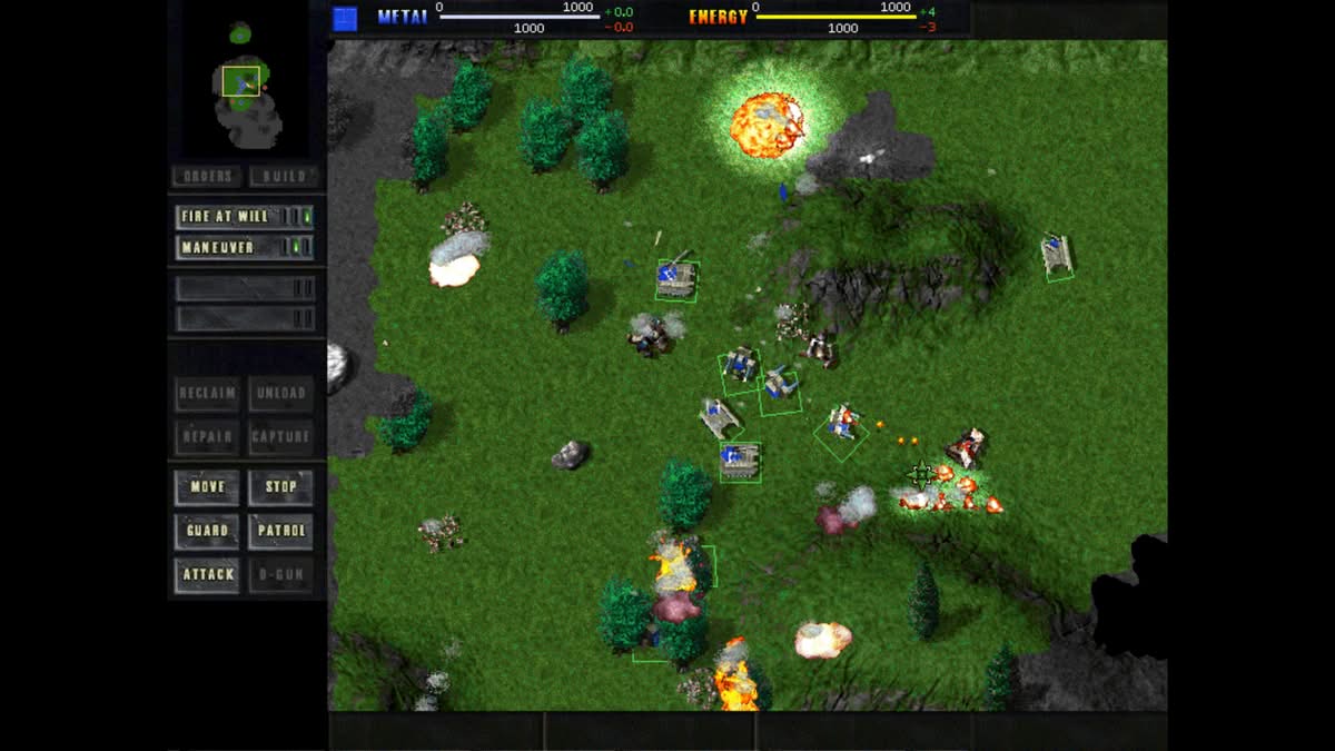 Bataille avec explosions et panaches de fumée dans Total Annihilation