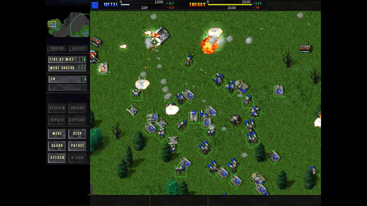 Énorme bataille avec missiles et explosions dans Total Annihilation