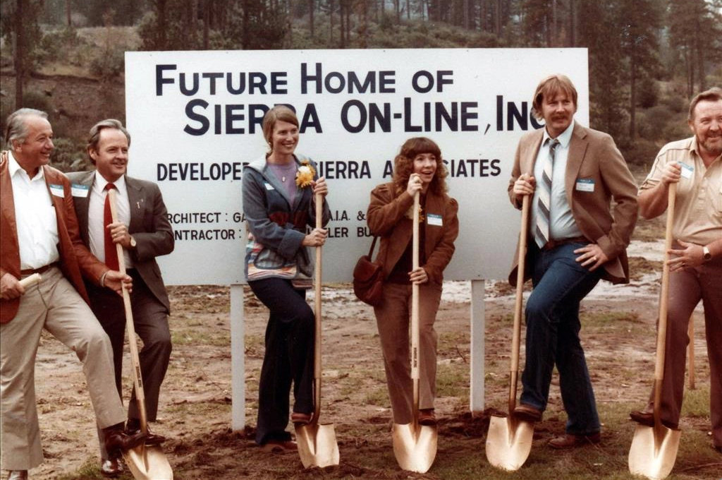 Ken et Roberta Williams avec leurs collaborateurs tenant des pelles pour l'inauguration de Sierra