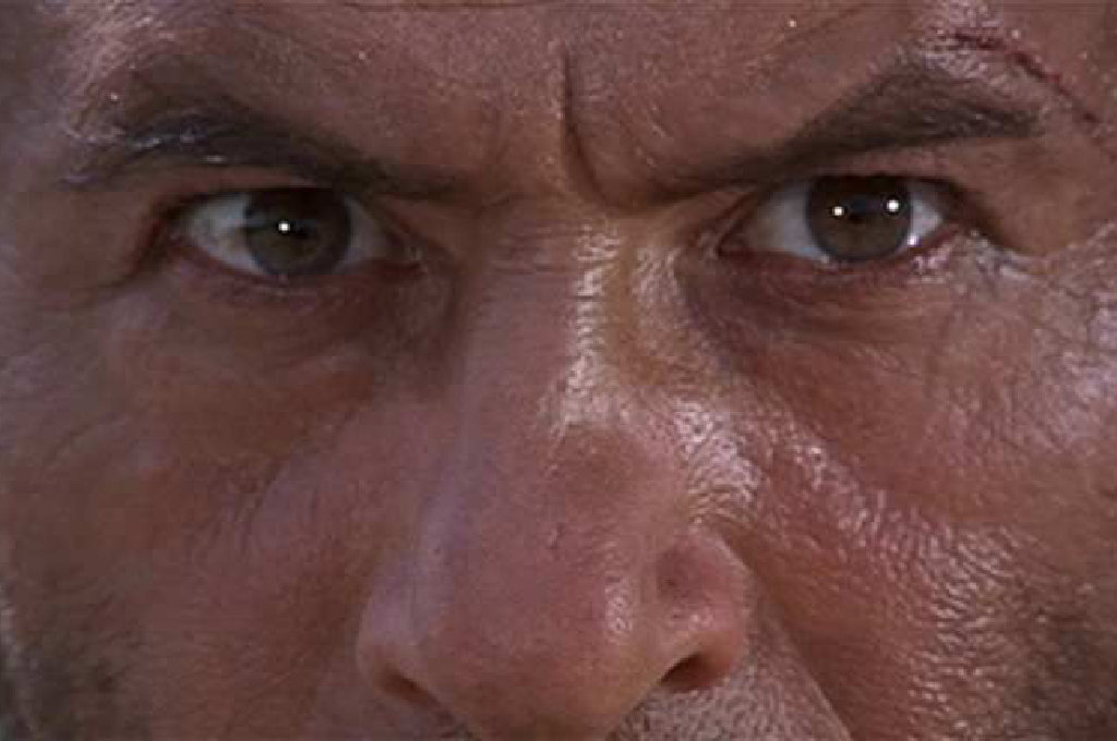 Gros plan sur les yeux plissés et sceptiques de Tuco (Eli Wallach) dans le film Le Bon, la Brute et le Truand