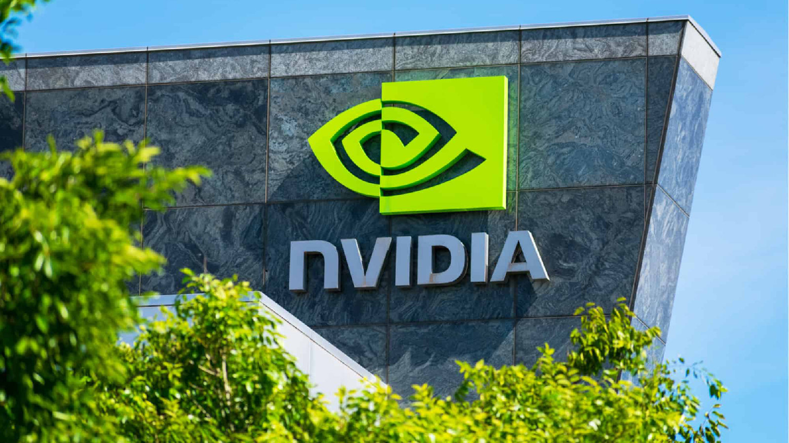 Vue extérieure du siège social moderne de NVIDIA avec son architecture futuriste
