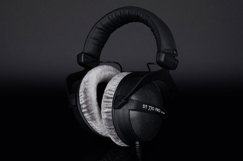 Casque Beyerdynamic DT 770 Pro 80 Ohm avec ses coussinets en velours gris emblématiques