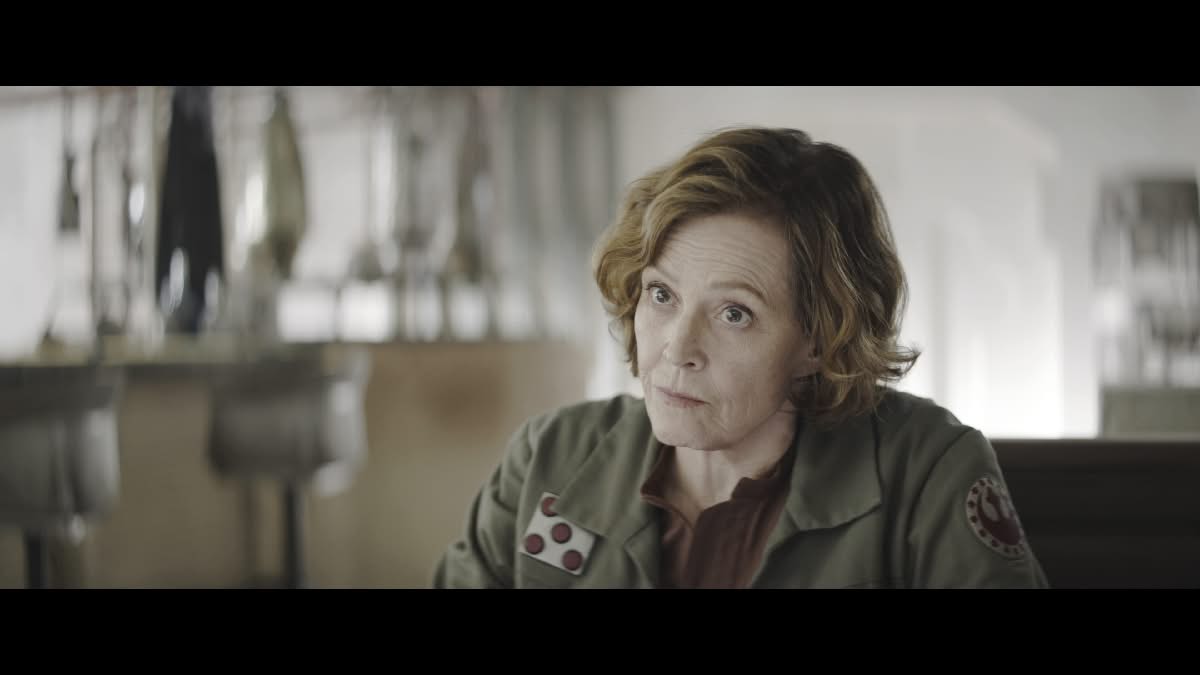 Sigourney Weaver donne la mission à Din Djarin dans The Mandalorian 2026