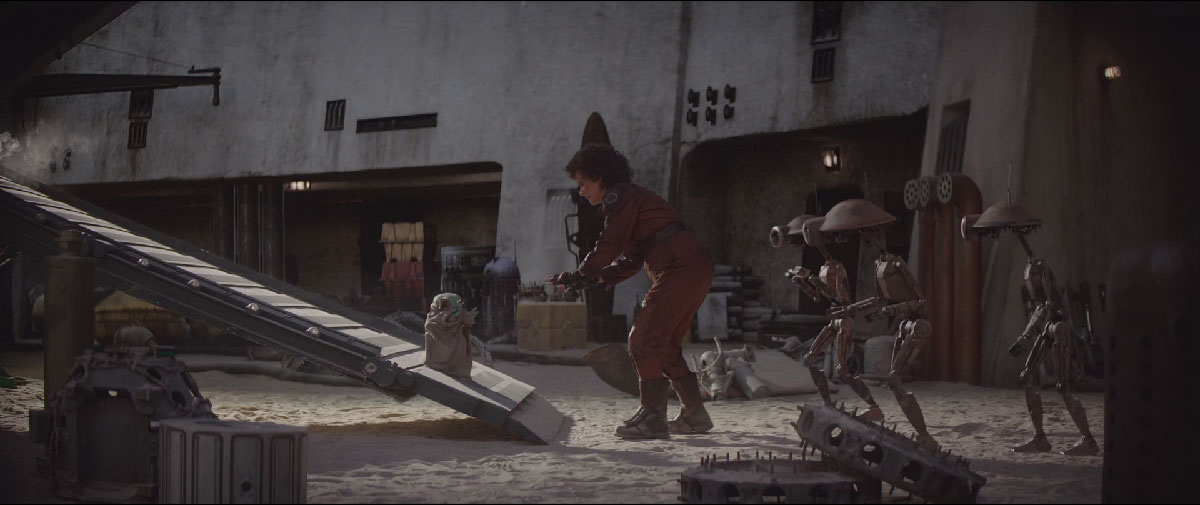Peli Motto accueillant Grogu à sa descente du vaisseau sur Tatooine
