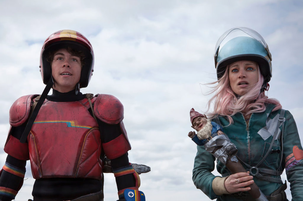 Le Kid et Apple debout côte à côte dans le Wasteland, illustrant leur amitié unique dans le film Turbo Kid