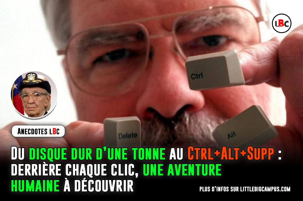 David Bradley, l'ingénieur d'IBM, tenant symboliquement les touches Ctrl, Alt et Delete au bout de ses doigts