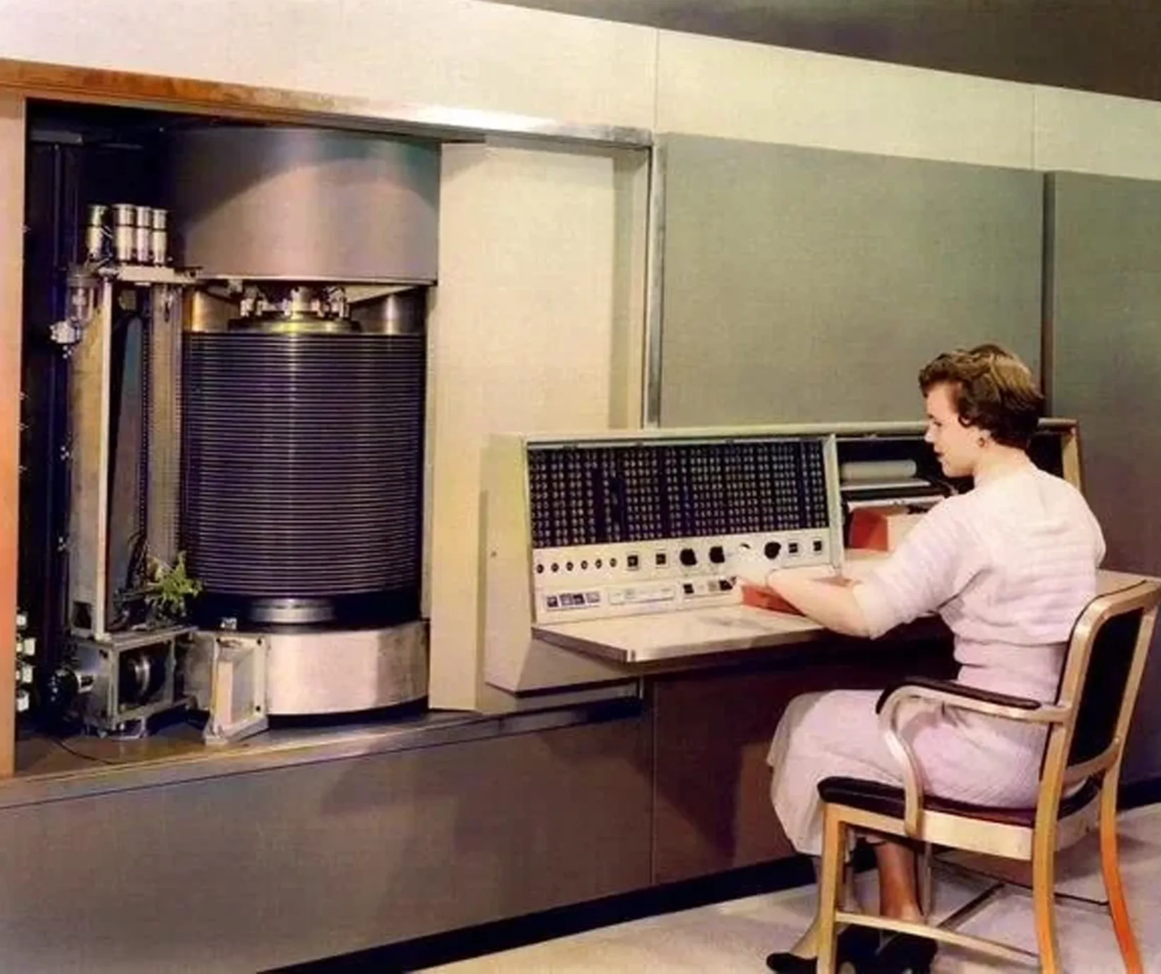L'IBM Ramac 305 avec le disque dur complet IBM 350
