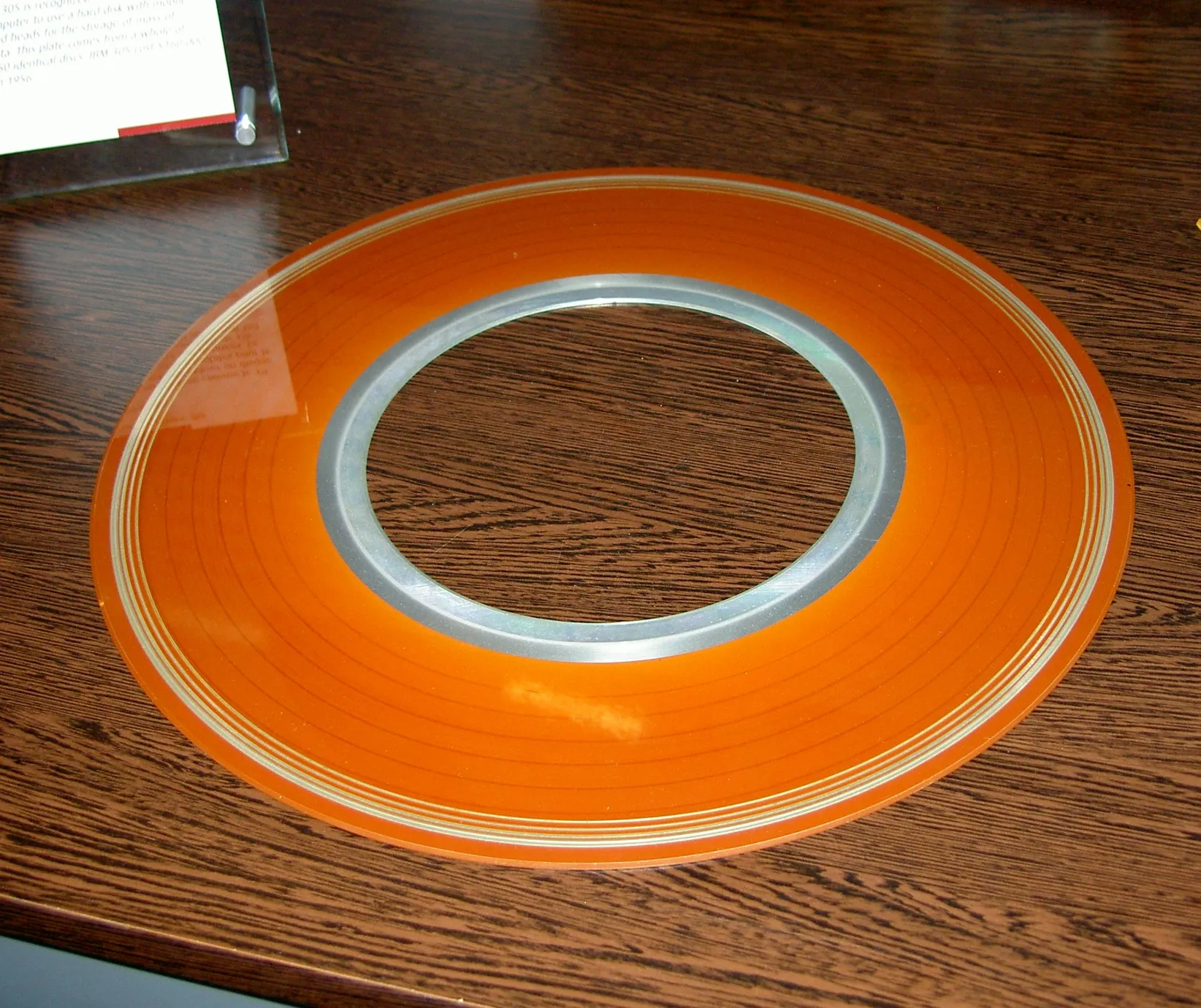 Un des plateaux du disque dur IBM 350