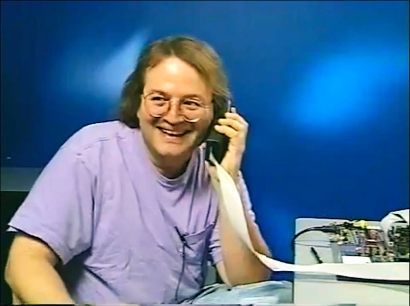 Andy Hertzfeld au téléphone avec un câble IDE, dans les bureaux de General Magic au début des années 90, en plein développement du système Magic Cap