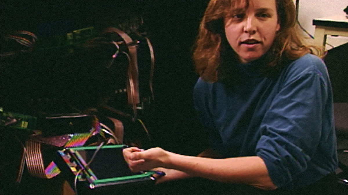 Megan Smith tenant le prototype Magic Link de General Magic, premier appareil tactile personnel issu du projet Pocket Crystal, vers 1993-1994