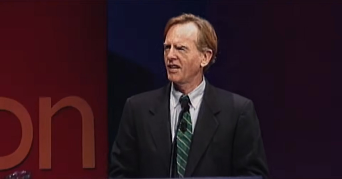 John Sculley sur scène au CES de Las Vegas en janvier 1992, dévoilant le Newton et le concept de PDA, trahison directe envers General Magic